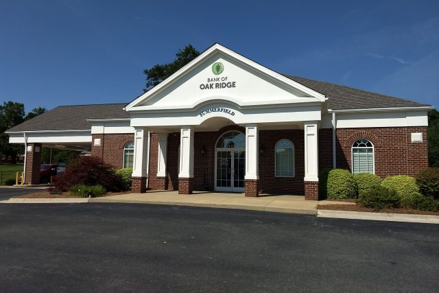 Image of the Bank of Oak Ridge building entrance in Summerfield.